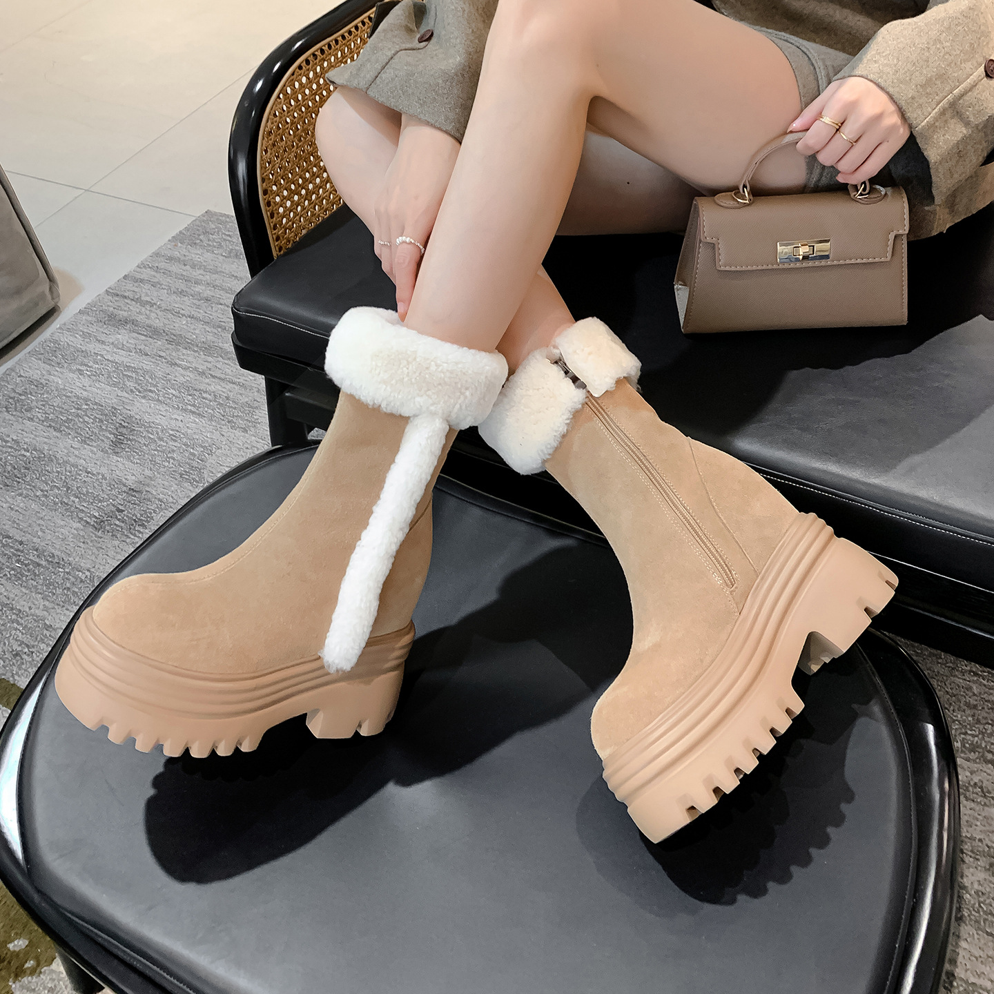 Boot ngắn nữ gót nêm lông cừu nhân tạo, tăng chiều cao bên trong, form ấm mùa đông — mơ 15cm
