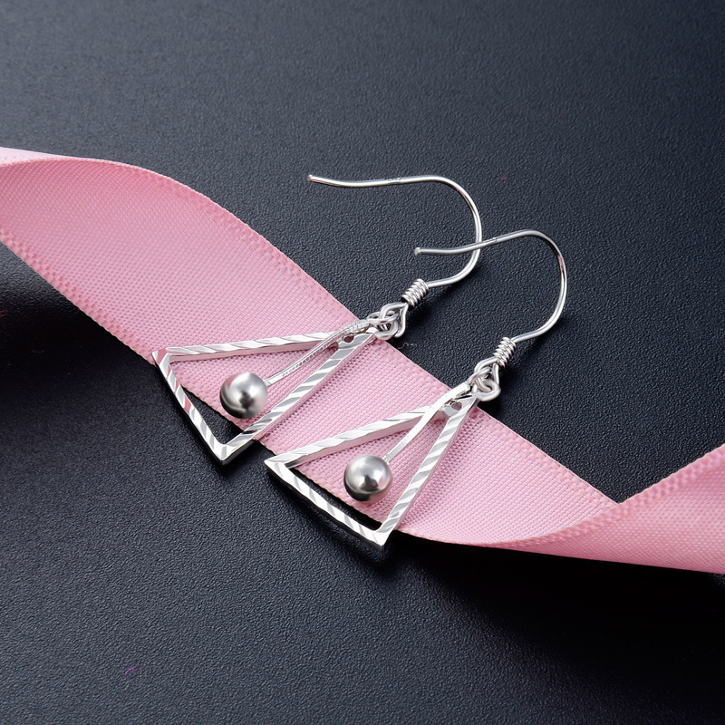 S925 aretes triangulares de moda de plata japonés y coreanos nuevos aretes minimalistas creativos pequeños personales frescos al por mayor