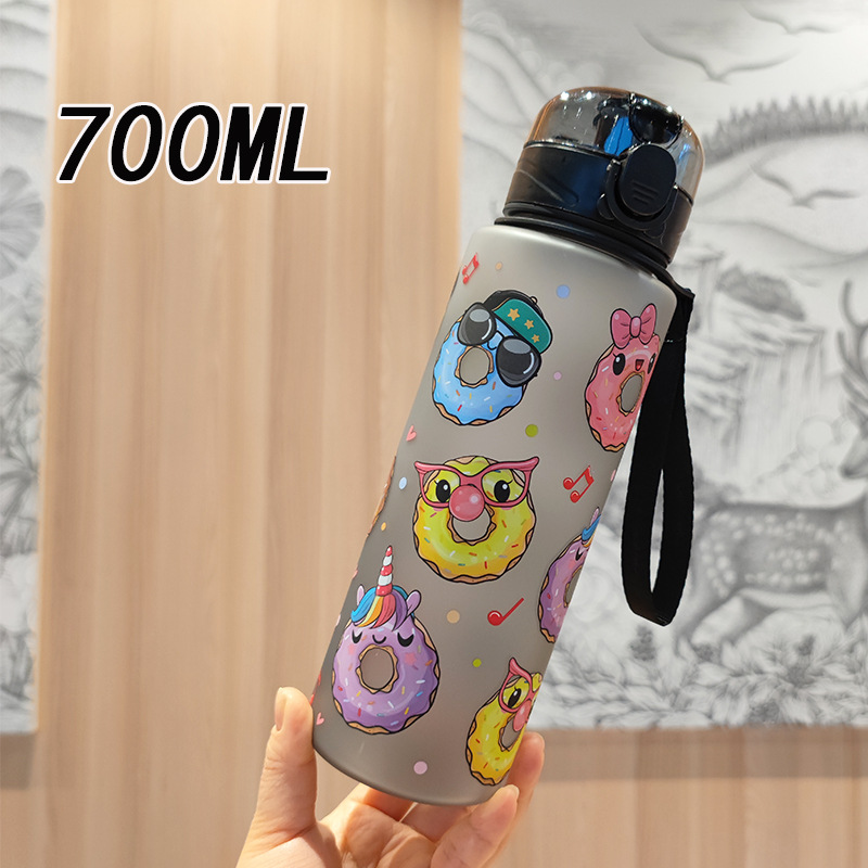 Nuevo patrón de dibujos animados taza de plástico esmerilado conveniente portátil taza de agua de donut cerradura tapa rebote taza de mochila de bebida directa