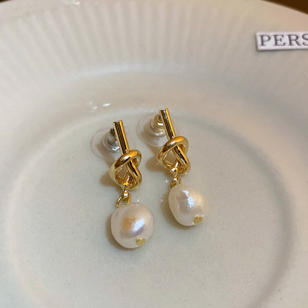 Fashionable design earrings from pearl