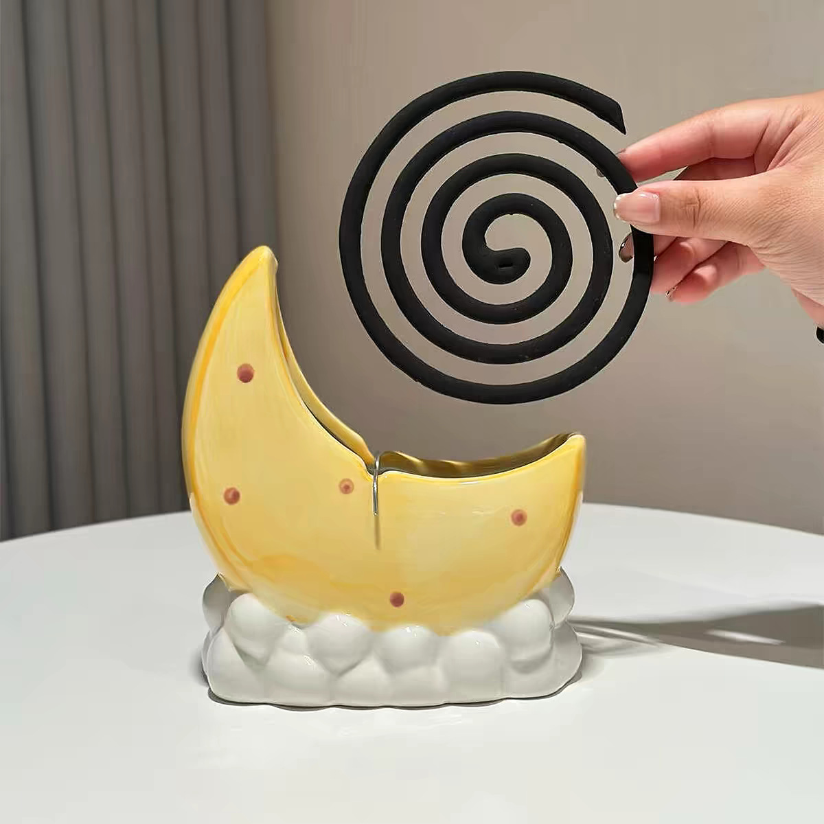 Moon-Shaped Mosquito Coil Holder for Indoor Home Use, Cute and Creative Ash-Catching Mosquito Coil Burner, Easy to Clean, High Aesthetic Ceramic Desktop Ornament