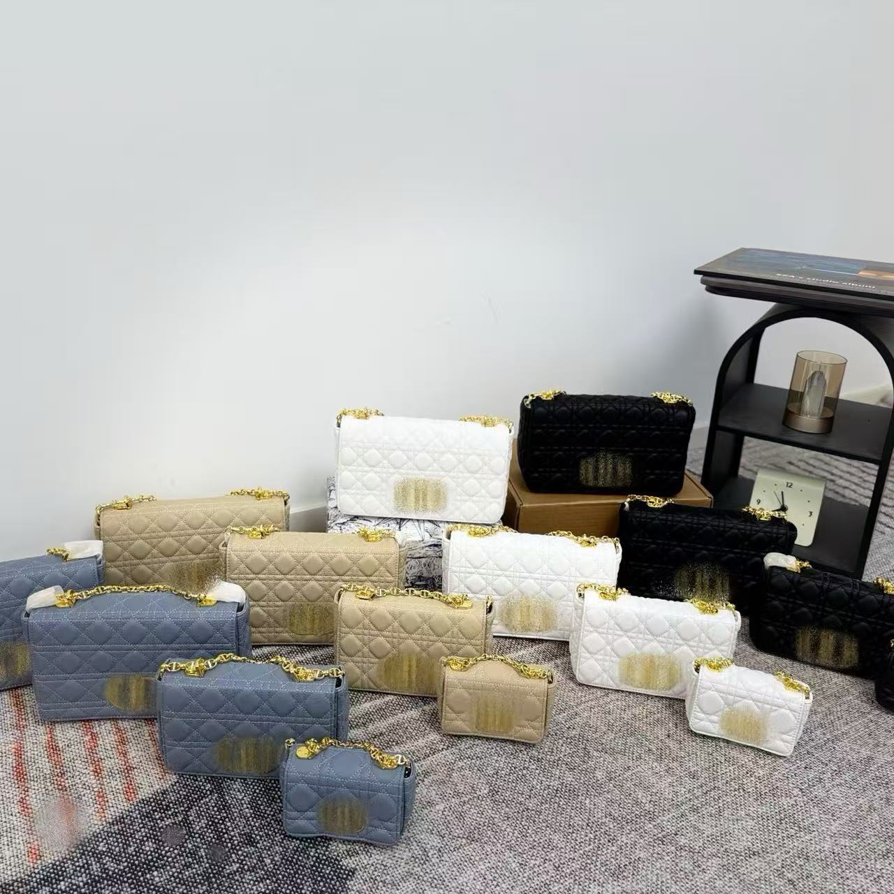 Qadın zəncirli kiçik kvadrat çarpaz çanta