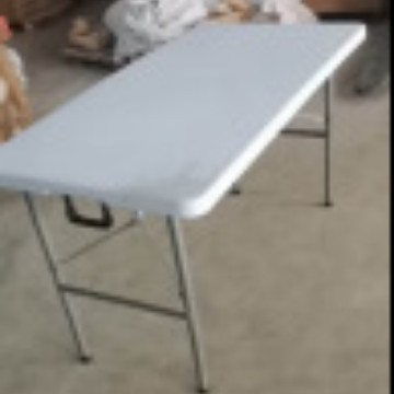 Puesto al aire libre mesa plegable simple portátil al por mayor mesa de camping y silla de oficina en casa tira de plástico noche mercado mesa de comedor