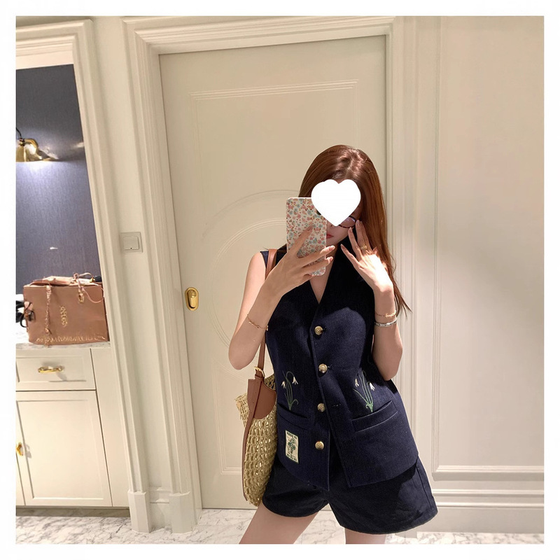 Fresh and Trendy Stamps in Stock! High-End Raw Cowhide Embroidered Denim Vest Fresh and Trendy Stamps in Stock! High-End Raw Cowhide Embroidered Denim Vest