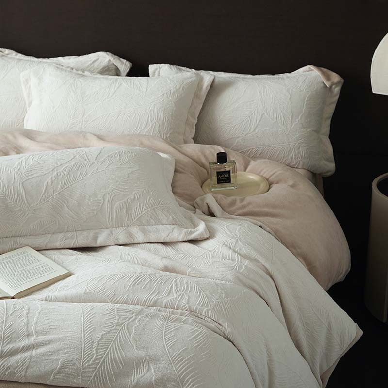 Una clase de cuatro piezas de seda de leche engrosada de alto peso 5D esculpido edredón cubierta sábanas de cama de invierno Kits de calor