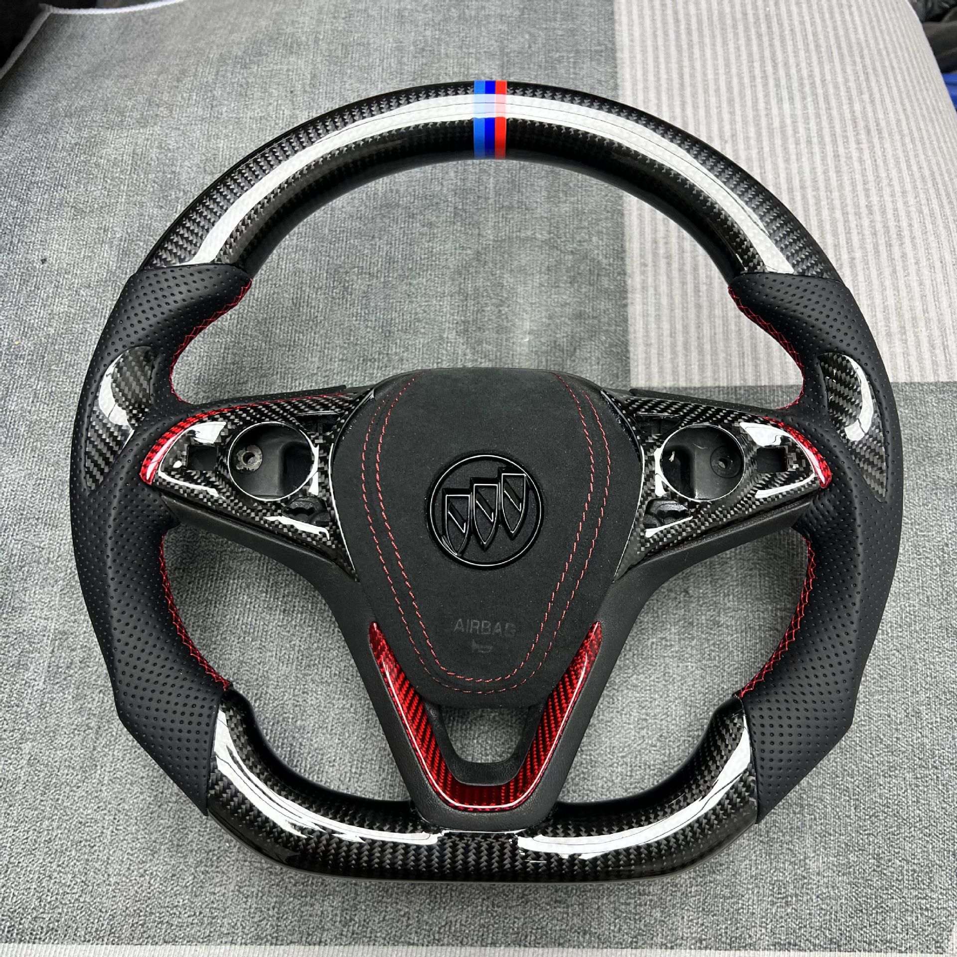 Factory Customized Carbon Fiber Car Steering Wheel Modification Suitable for Buick Chevrolet/Lacrosse/Lacrosse/Glacier