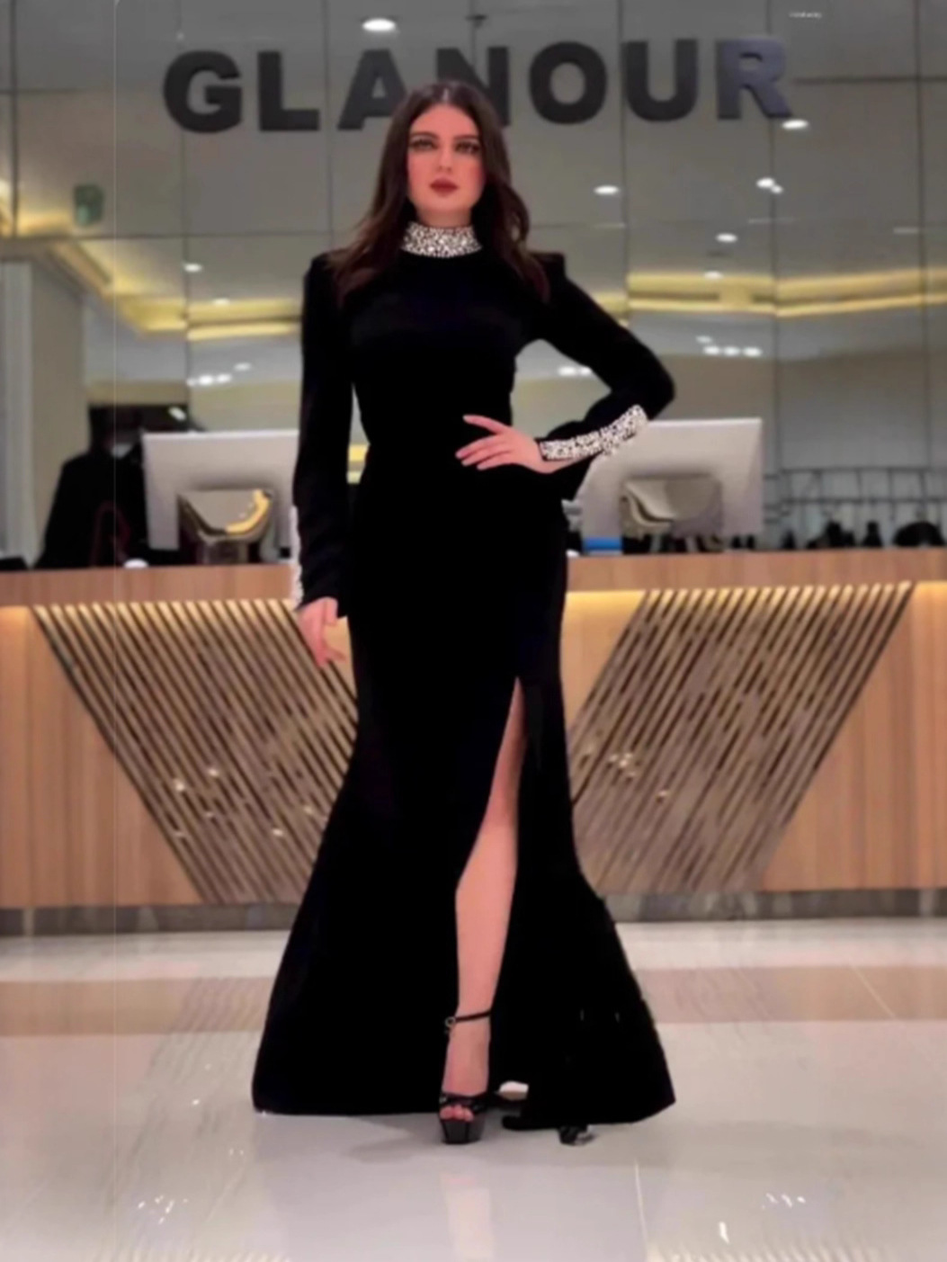 2026 Tiro real de temperamento e vestido versátil de renda com cauda de peixe de mangas compridas para mulheres na primavera e no outono, saia de quadril justa, saia longa