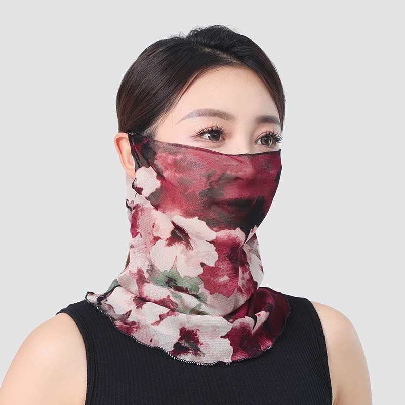 首を囲む女性の頭は夏の薄いタイプの日焼け止めのビーストタオルで首を保護します。|undefined