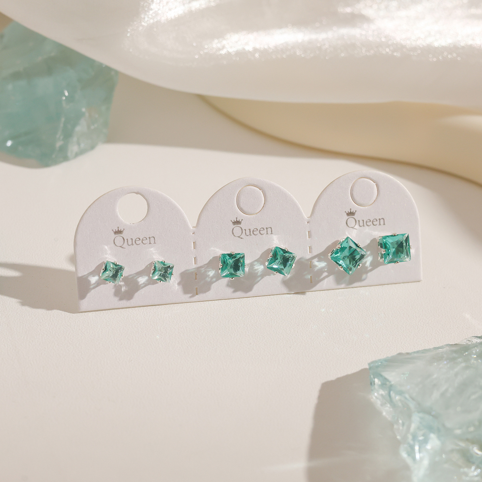 Juego de pendientes de aguja plateados, sencillos y compactos para mujer, pendientes geométricos en forma de corazón, bonitos, dulces y versátiles, venta al por mayor para puestos de mercado