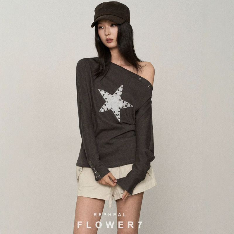 South Korea's Dongdaemun 2026 Autumn New Collection: Relaxed-fit, Korean-style, minimalist long-sleeve T-shirt with a cool and stylish five-pointed star print and rivet detailing