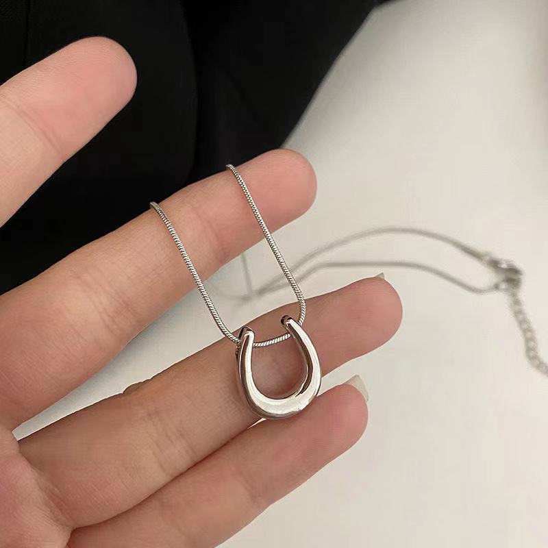デザイン感u型馬蹄ペンダントネックレス2022年新作女性軽豪華小衆感鎖骨チェーンアクセサリー衛衣チェーン
