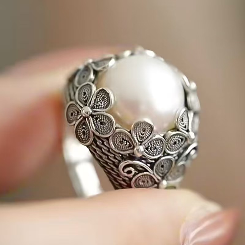 Französisch, Vintage, anmutig, zeitlos elegant: Filigranes Perlenintarsien im Vintage-Stil, Retro-Kupferplattierung mit thailändischem Silber, hochwertiges personalisiertes Design_voghion.com