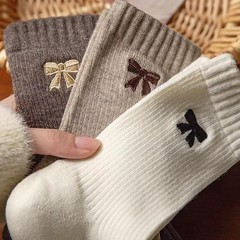 蝶結びの靴下の女性の秋冬の靴下は厚くて暖かいです。