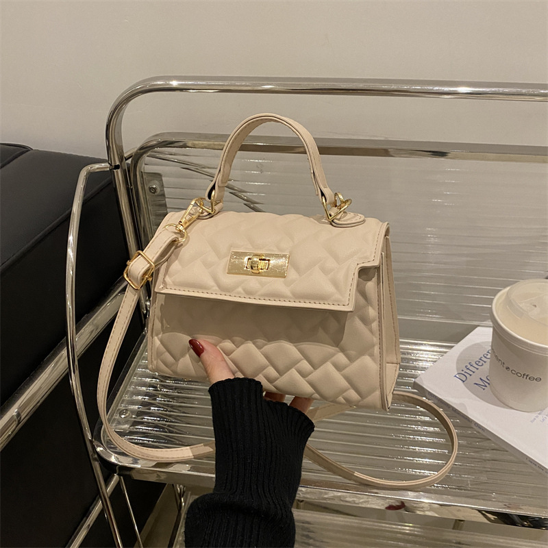 Este año, la popularidad de la cerradura casual 2024 nueva moda de invierno de diseño simple, bolso de hombro, bolso de diamante