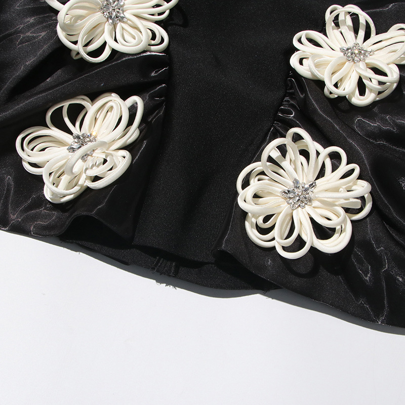 Abito da sera elegante da donna con dettagli floreali_voghion.com