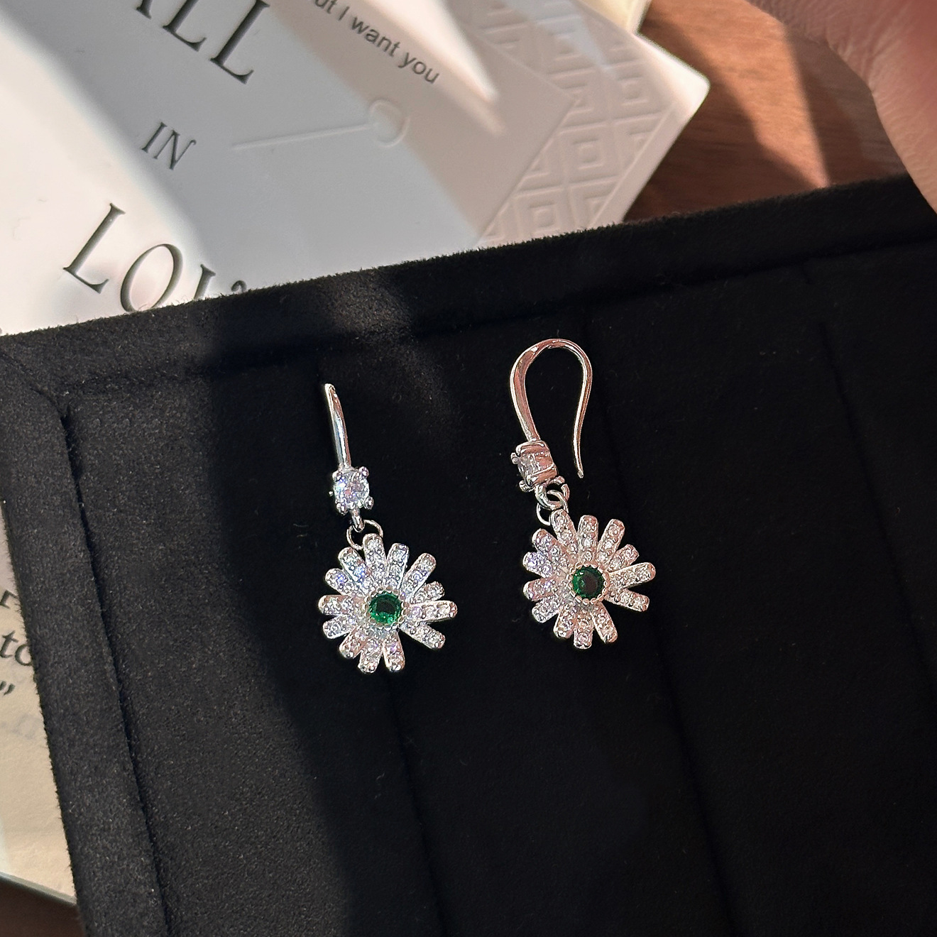 Daisies pendientes de orejas de lujo ligero de diseño de alto nivel gancho de orejas de flores pequeñas joyas de orejas frescas al por mayor pendientes transfronterizos al por mayor