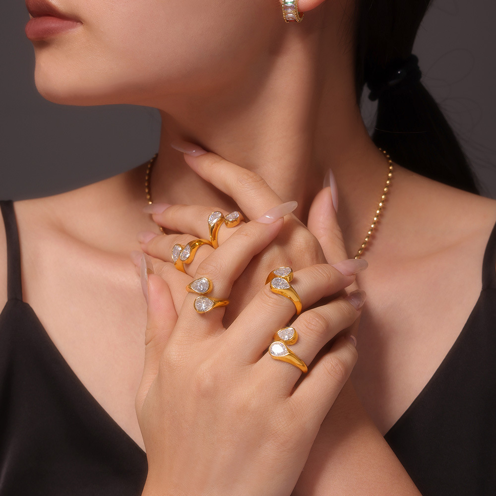 Anello aperto in acciaio al titanio con doppia goccia d'acqua e zircone quadrato 3A, colore PVD conservato, da donna_voghion.com