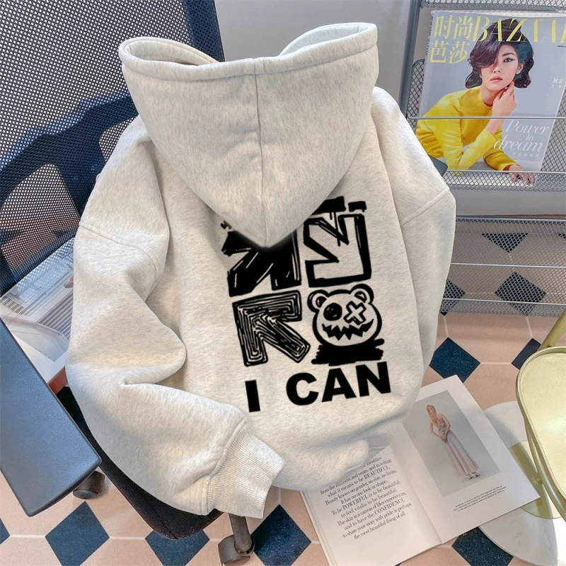 Мальчик с плюшевым свитвером с капюшоном зимний прилив