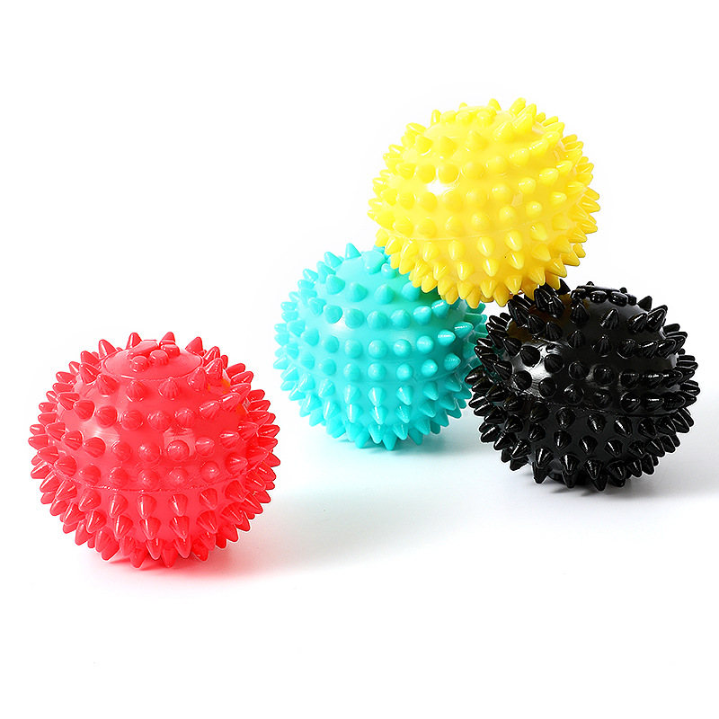 Juguete de pelota con púas de colores para perros pequeños y medianos, juguete interactivo para aliviar el aburrimiento y limpiar los dientes, en stock al por mayor.