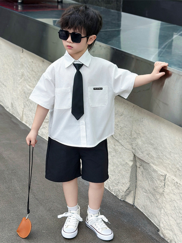7125 Traje de estilo universitario para niños 2025 Verano Nuevo estilo Camisa de manga corta para niños Pantalones cortos Ropa de jardín de infantes de dos piezas