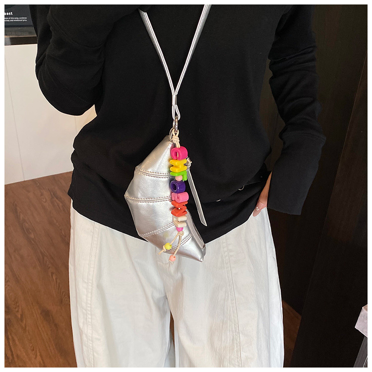 The cute horn bag with a niche neckline design is fashionable and trendy. The mini crossbody bag is in a solid color, simple and elegant with a high-end texture undefined