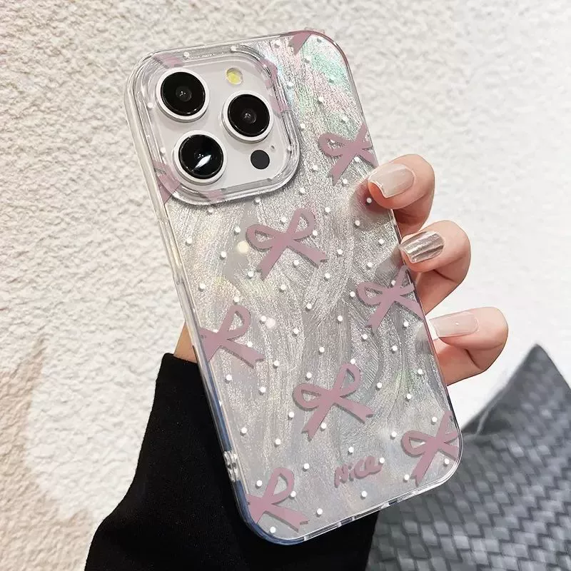 Чехол для телефона (Apple iPhone 15–17) — серебристая «перистая» отделка с бантиками, прозрачный защитный