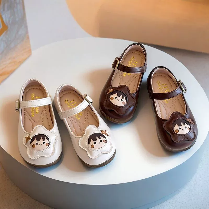 Детская мультяшная бобовая обувь с мягким дном нескользящая 2025 весна и осень новые одиночные туфли для девочек милые маленькие кожаные туфли