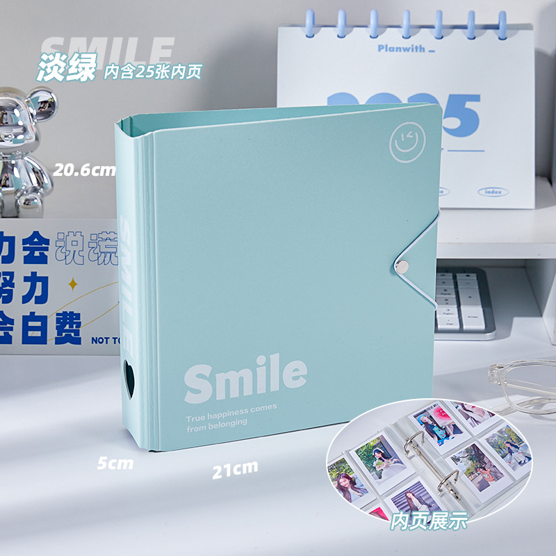 Un pequeño libro de tarjetas de espuma fresca de alto valor visual en un álbum de fotos de chicas mini volantes de 3 pulgadas.