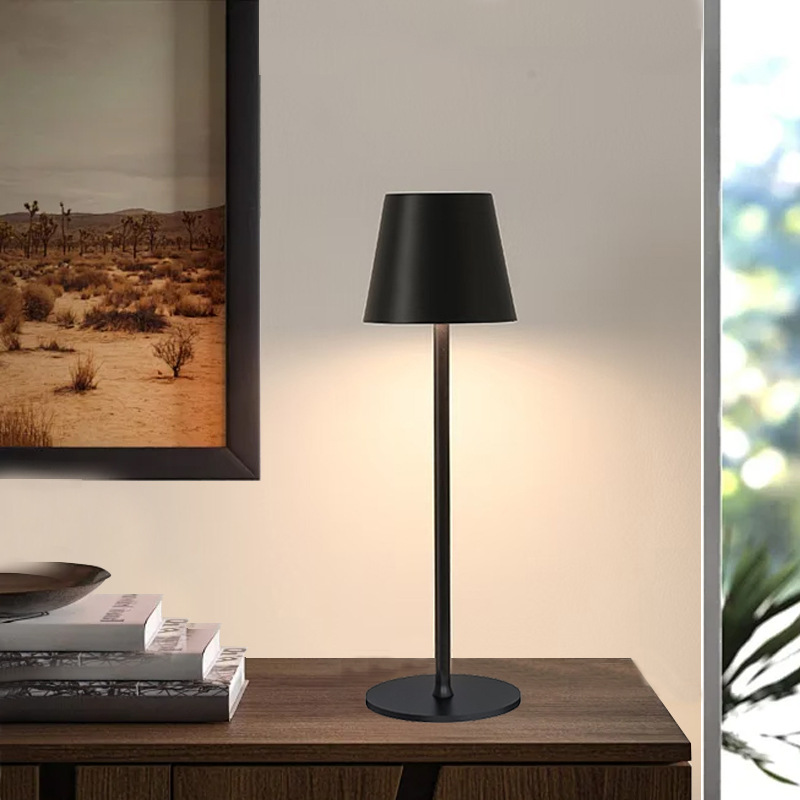 Lámpara de mesa transfronteriza de pie alto Decoración de mesa de Amazon Lámpara de mesa pequeña recargable Lámpara de mesa de hierro forjado