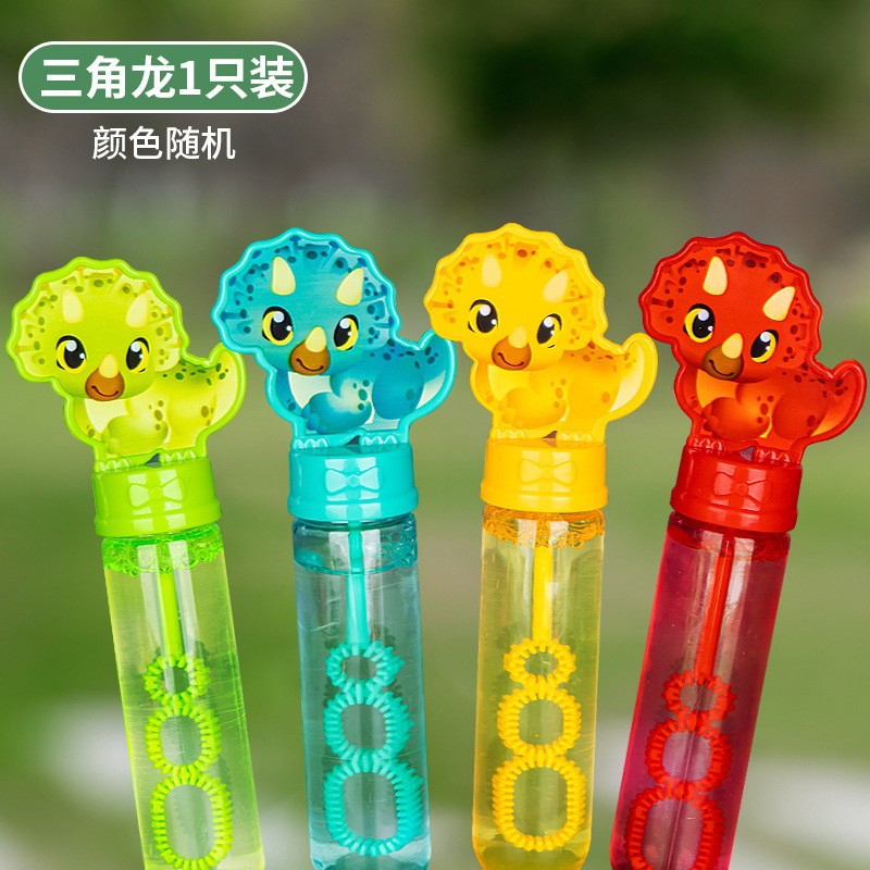 Varita de burbujas de panda de dibujos animados para que los niños la sostengan y hagan burbujas al aire libre en el parque.