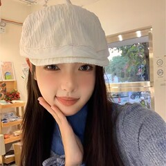 日本のレトロな白いしわの前に帽子を入れます。