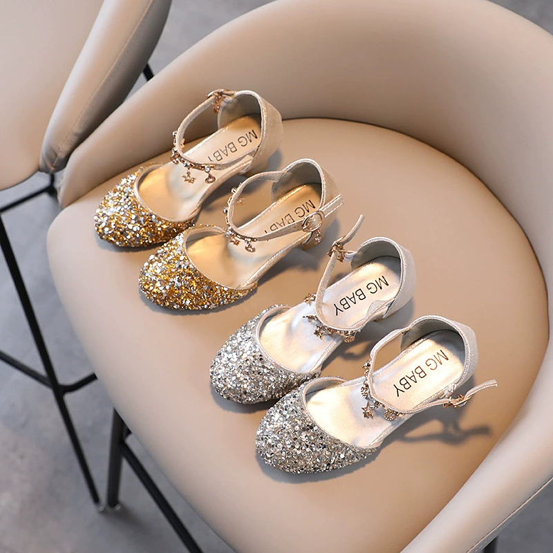 Новые модные сандалии весна-лето 2025 года на низком каблуке, туфли с пряжкой и кристаллами, закрытые модные туфли для девочек в стиле принцессы.