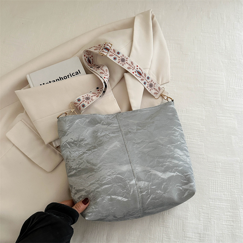 Textura simple de gran capacidad 2024, nuevo nicho de verano de moda bolsas de cubo de agua, mochila casual versátil