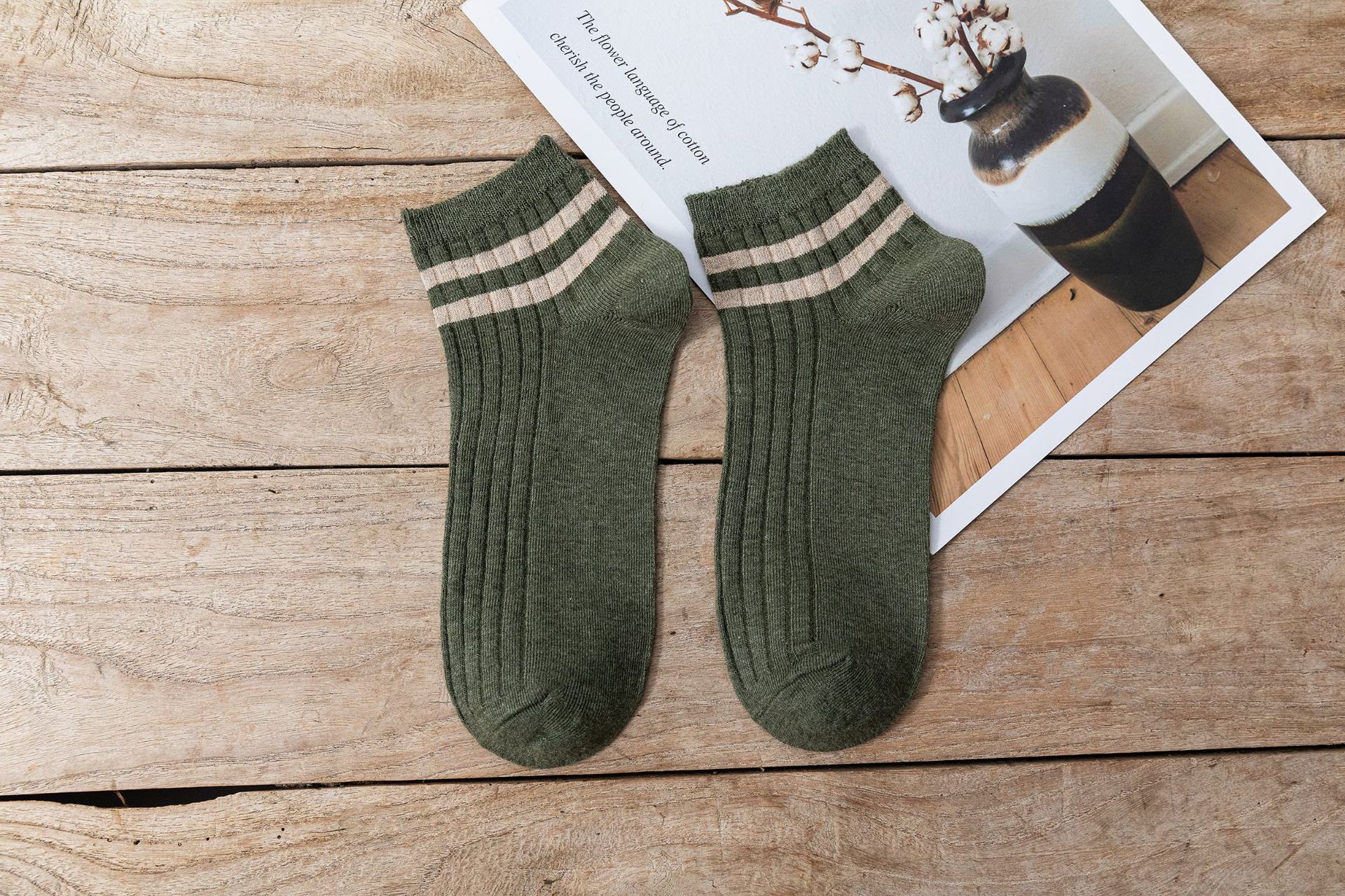 靴下の男性の四季型の平行棒の学院の運動風のinsの潮は簡単に日本の浅い口の低い船の靴下を組み合わせます。