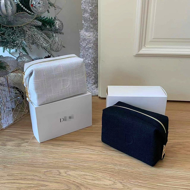 Limited edition makeup bag with gift for spending over a certain amount of points at the counter: white and black checkered cotton-linen makeup bag, hand-held storage bag