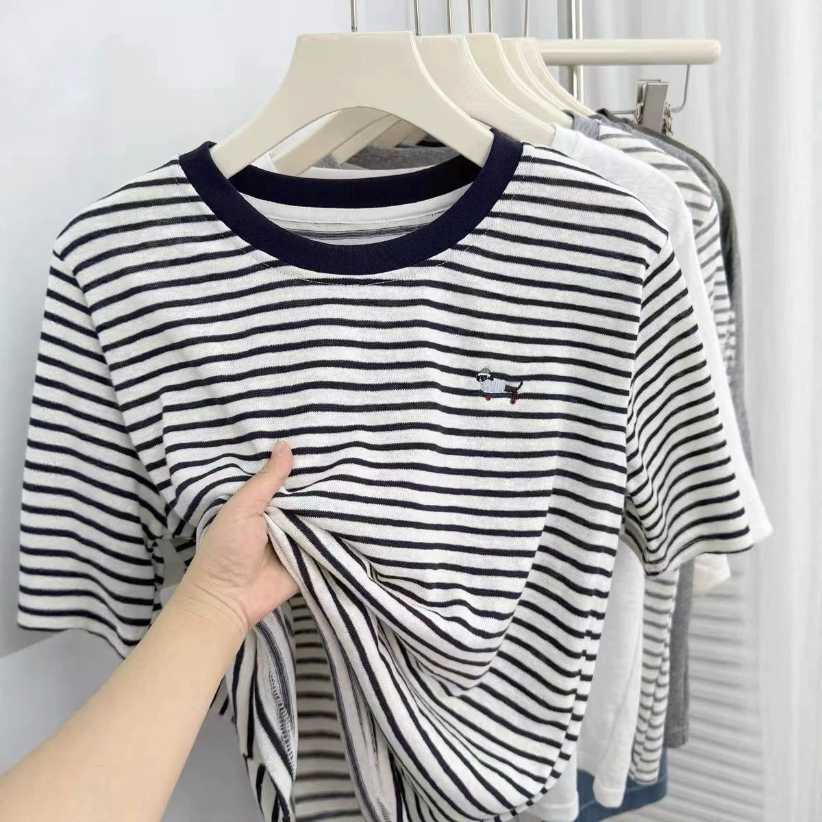 Áo thun nữ tay ngắn cổ tròn sọc kẻ thêu hoa form rộng — Sọc chi tiết 1