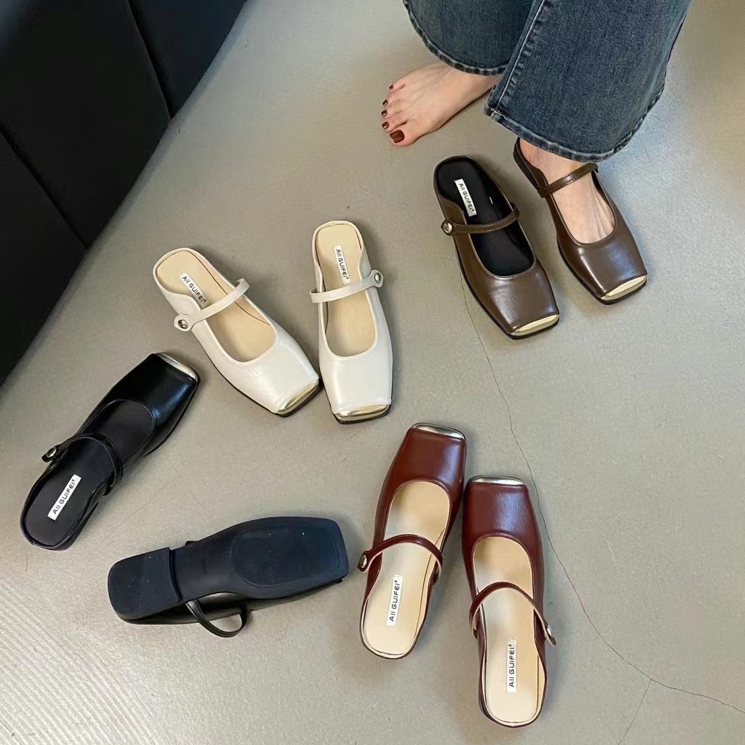 Fashionable mule square toe for leisure made of soft leather flat
