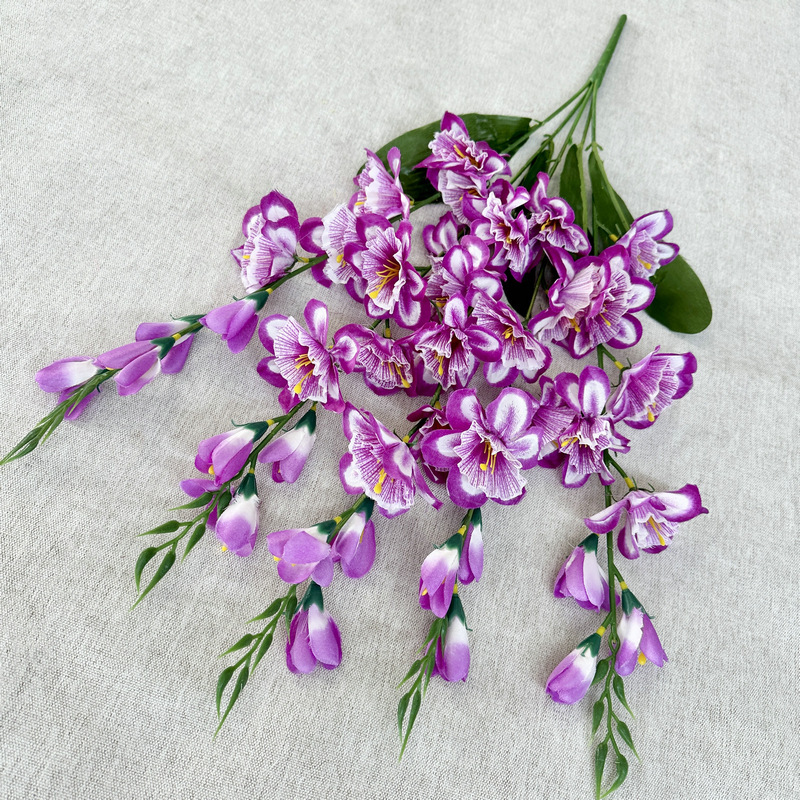 シルク印刷の大水仙の造花のシミュレーションの花束は食卓を飾って花を飾って客間を飾って人工花を飾っています。|undefined