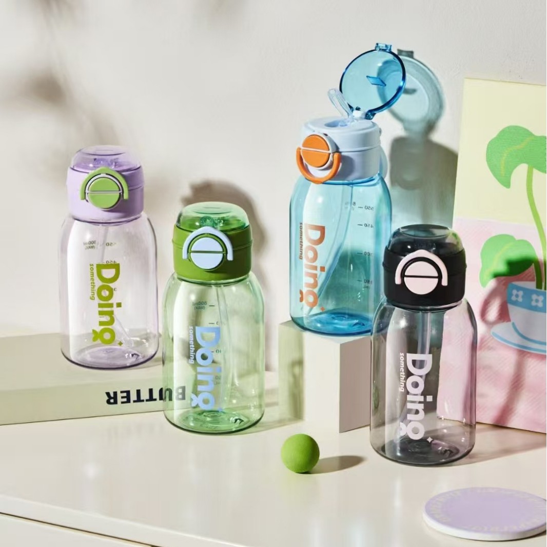 Jinshi nuevos productos portátiles estudiantes de alta capacidad doble bebida taza de paja 700ml deportivo simple jarro taza de plástico