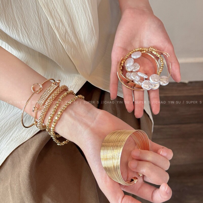 A set of divine vintage gold wide-brimmed bracelets for women, multi-layered, suitable for seaside vacations, bracelets and hand accessories A set of divine vintage gold wide-brimmed bracelets for women, multi-layered, suitable for seaside vacations, bracelets and hand accessories