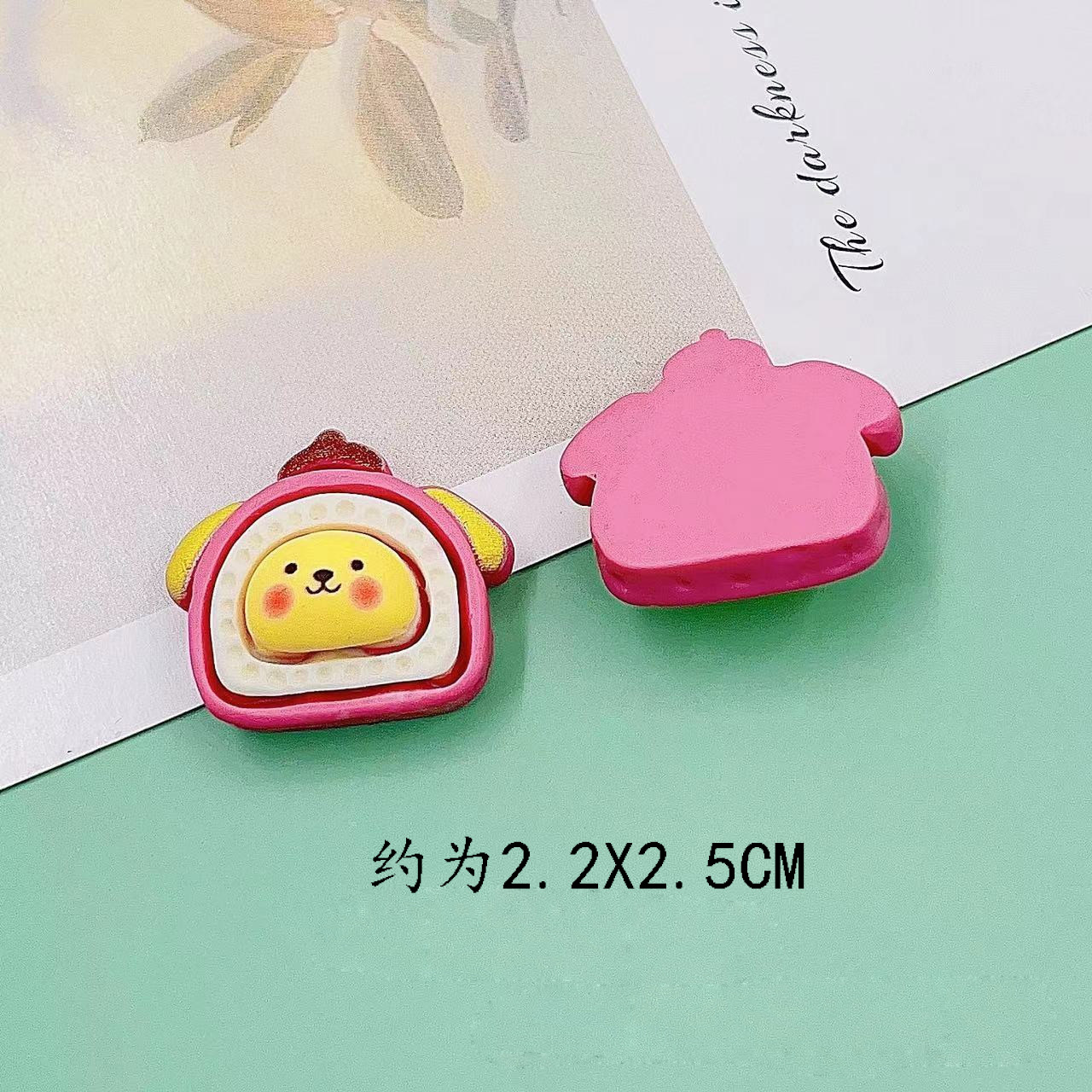 Pequeño Libro Rojo nuevo Sanrio pan de dibujos animados rollo crema pegamento resina DIY accesorios al por mayor teléfono móvil material parche