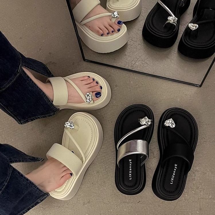 Zapatillas de diamante plateado de alta calidad 2026 nuevas zapatillas de verano con dedos pequeños aumentan la altura de los zapatos de playa