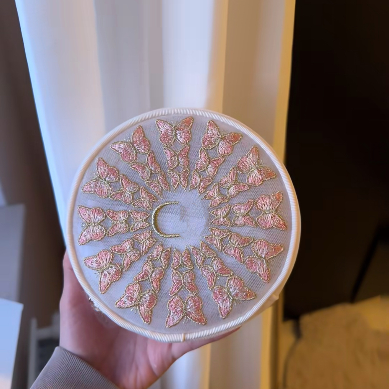 Dəyirmi formalı fransız üslublu naxışlı kosmetik çanta