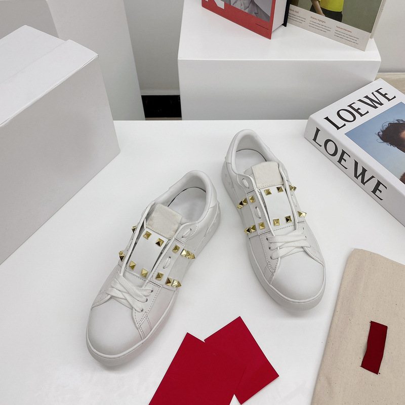 V Brand Studded White Sneakers 2026 Spring New Fashion Classic Round-Toe Lace-Up Couple's Casual Sports Shoes