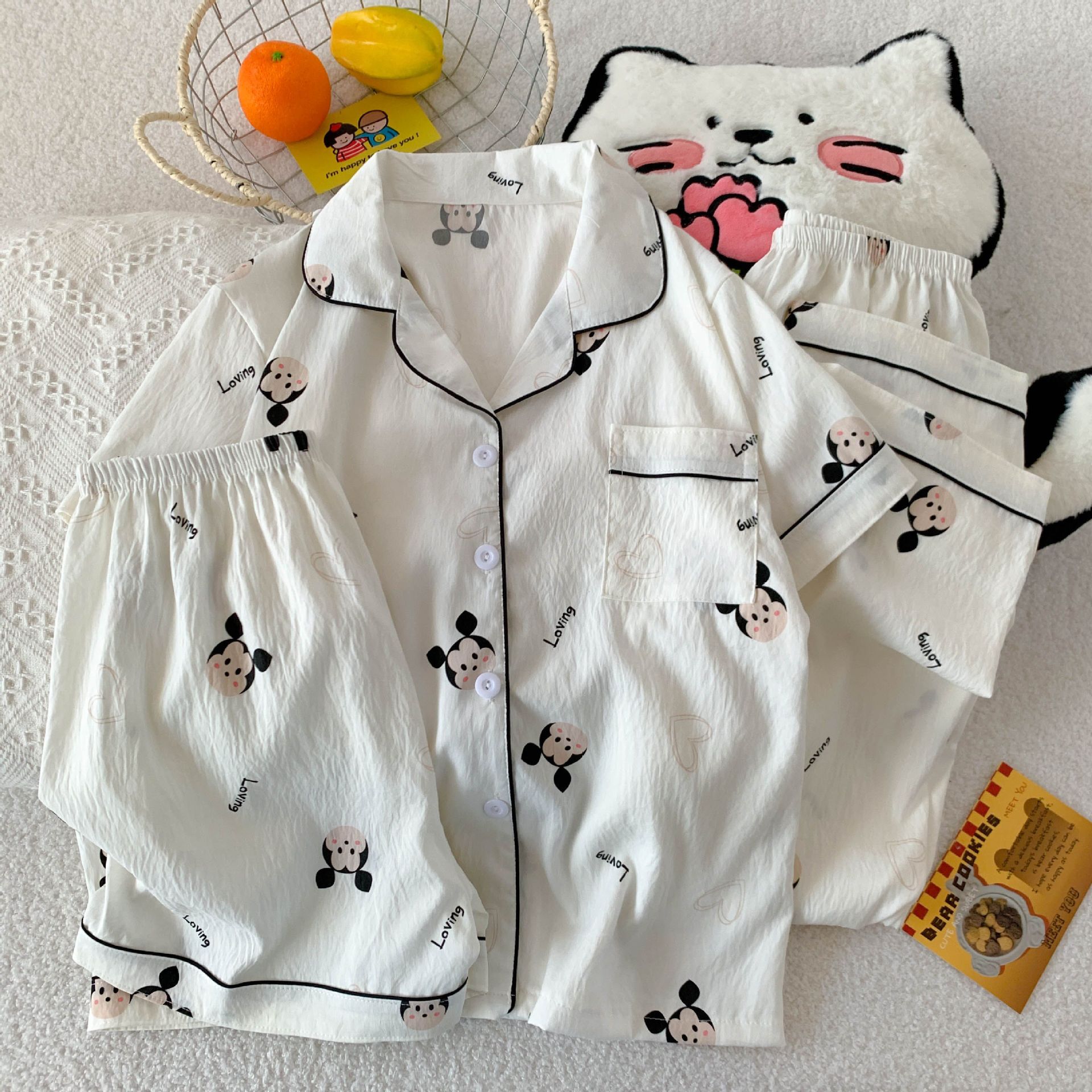 Al por mayor transfronterizo nuevo pijama de mujer tres piezas cardigan con solapa mangas cortas pantalones cortos KT gato dibujos animados cubierta de ropa doméstica