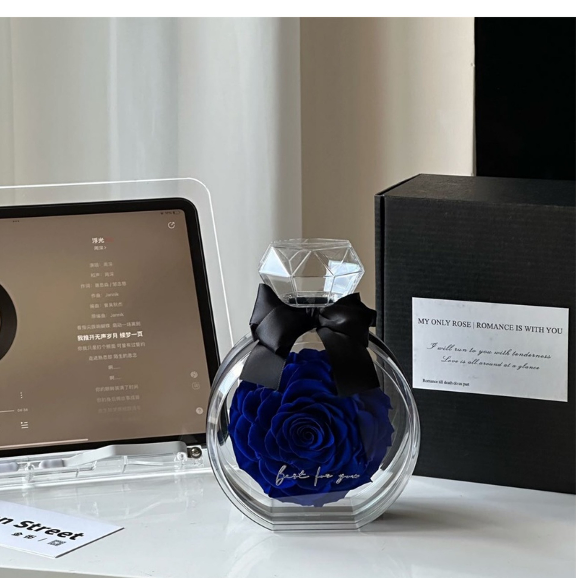 Flor eterna Botella de perfume rosa Caja de regalo de acrílico terminado Regalo de flor real del día de San Valentín Flor eterna Adornos de alta calidad