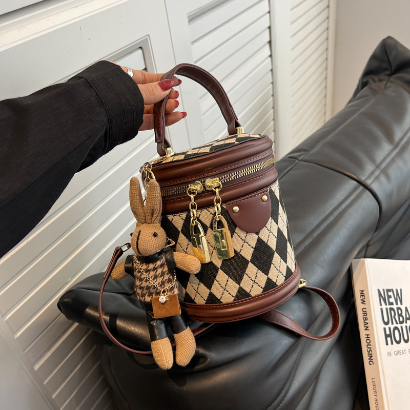 This year's popular small bag women's 2025 spring new fashion niche messenger bag texture diamond portable bucket bag