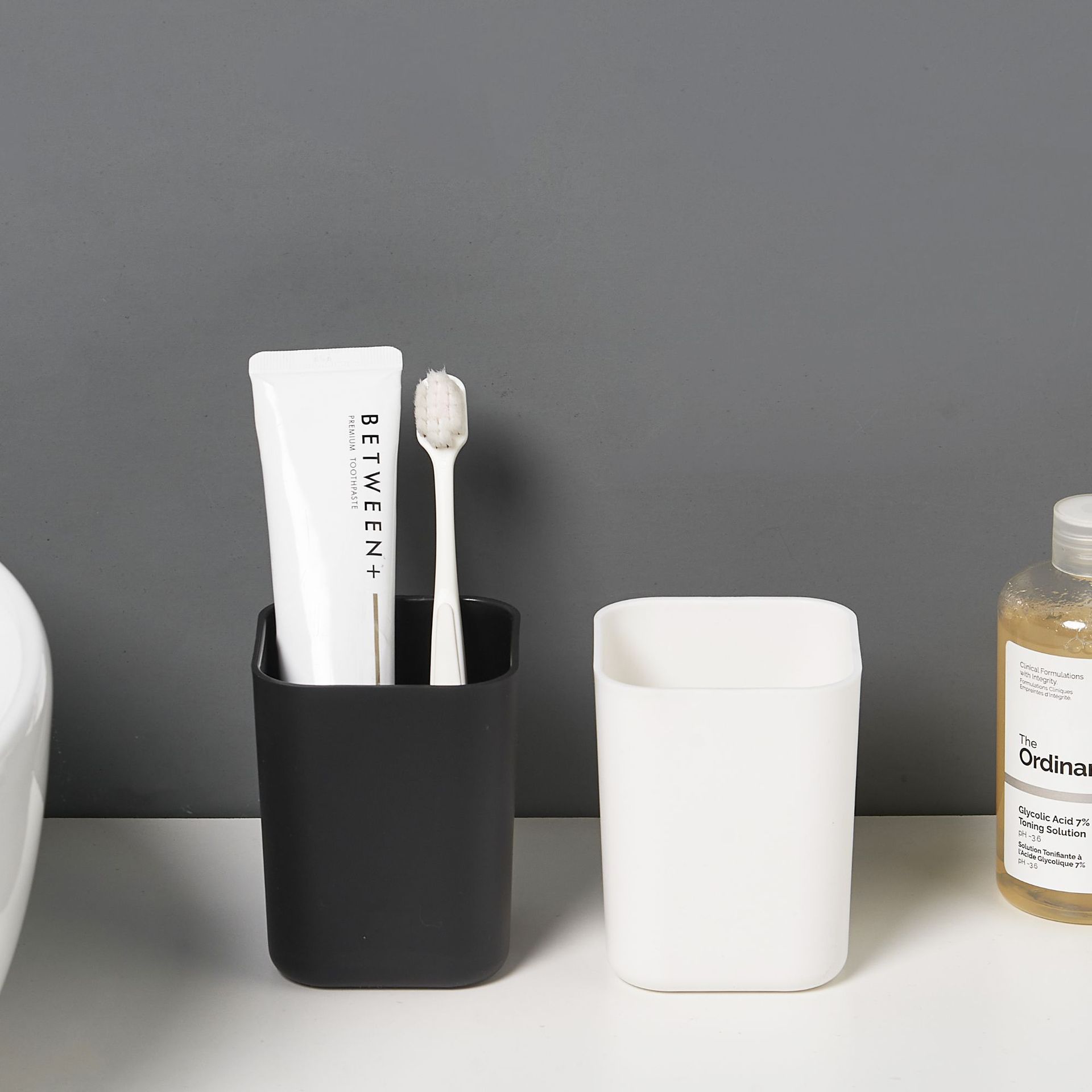 Juego de cuatro piezas de baño de bambú y madera, artículos de tocador de baño simples, soporte para cepillo de dientes, botella de loción, juego de combinación de taza de enjuague bucal