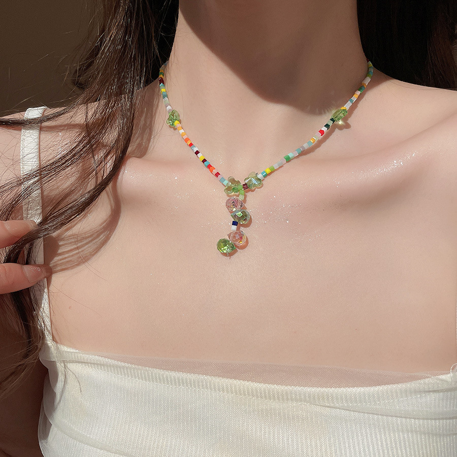 Collar con colgante de cuentas de estrella de color de verano, dulce femenino, pequeña cadena de clavícula fresca, estilo de vacaciones, collar de todo fósforo de nicho