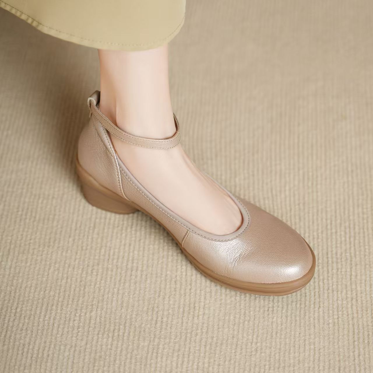 2026 verano nuevo poco profundo zapatos de cuero suave zapatos de cuero suave tacones redondos zapatos de tacón bajo un pedazo de zapatos marizhen